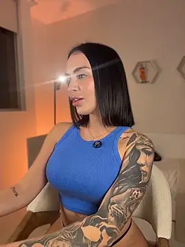 Snapshot of ValentinaMilann chatting on April 2026 11:43:01 PM ValentinaMilann online show from April 2026 11:43:01 PM