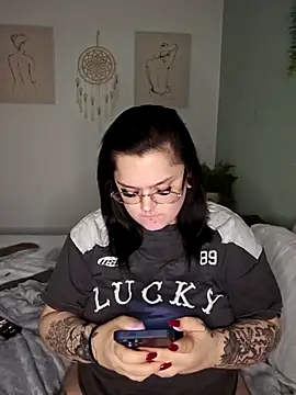 Saucy-Serenity online show from December 2025 09:11:01 PM