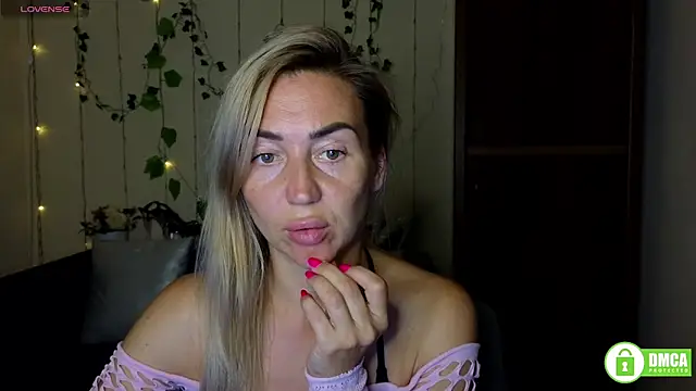 Snapshot of Kiss_julli88I chatting on September 2025 05:23:01 PM Kiss julli88I online show from September 2025 05:23:01 PM