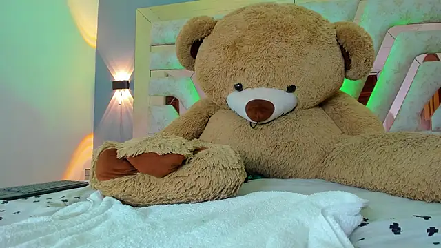 Snapshot of MaddyCrofft chatting on March 2025 05:05:02 PM MaddyCrofft online show from March 2025 05:05:02 PM