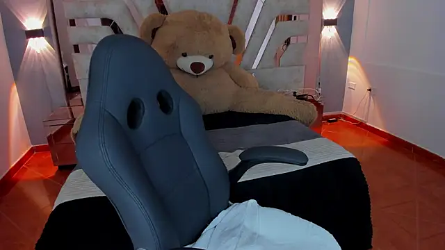 Snapshot of MaddyCrofft chatting on March 2025 06:07:01 PM MaddyCrofft online show from March 2025 06:07:01 PM