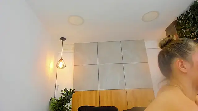 Snapshot of AzuraWave chatting on March 2025 01:49:01 AM AzuraWave online show from March 2025 01:49:01 AM