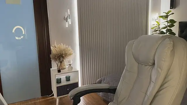 Snapshot of OhMyEmma chatting on April 2026 01:04:01 AM OhMyEmma online show from April 2026 01:04:01 AM