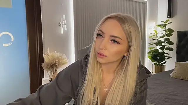 Snapshot of OhMyEmma chatting on April 2026 01:11:02 AM OhMyEmma online show from April 2026 01:11:02 AM