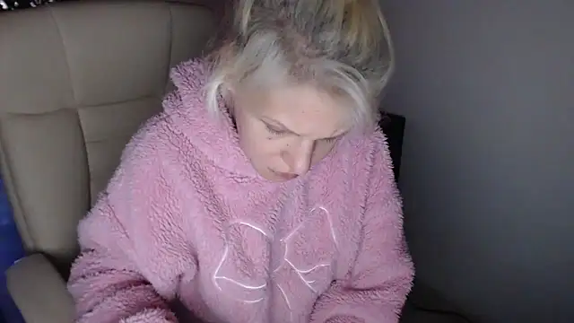 ElssaRush online show from December 2025 08:00:02 AM