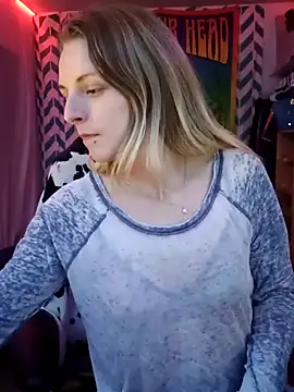 Snapshot of AlicePayne chatting on December 2025 07:01:02 AM AlicePayne online show from December 2025 07:01:02 AM