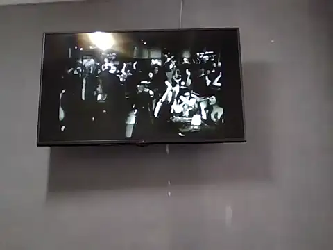 Snapshot of DaphneRosses chatting on October 2025 02:40:01 PM DaphneRosses online show from October 2025 02:40:01 PM