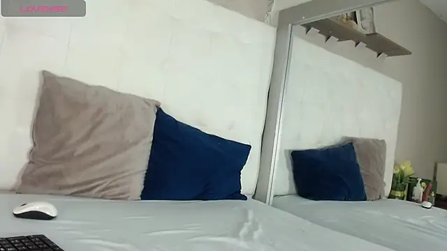 willow smitt online show from November 2025 01:11:01 PM