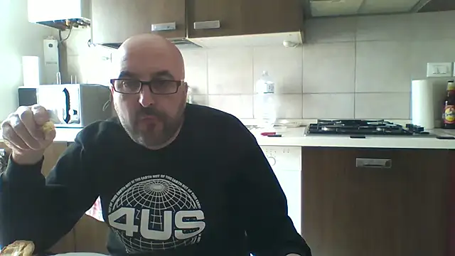 Snapshot of maxxxio12 chatting on March 2026 12:21:01 PM maxxxio12 online show from March 2026 12:21:01 PM