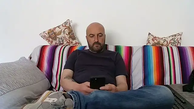 Snapshot of maxxxio12 chatting on April 2026 11:42:01 AM maxxxio12 online show from April 2026 11:42:01 AM