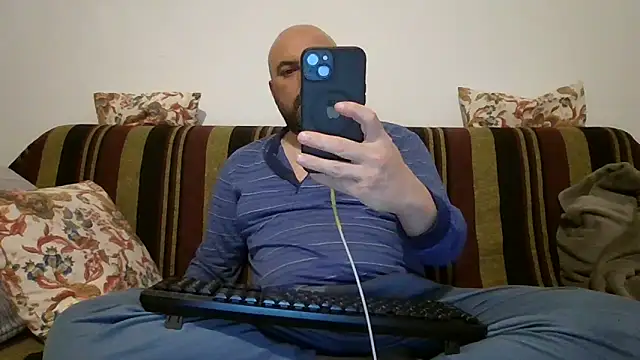 Snapshot of maxxxio12 chatting on April 2026 07:04:01 PM maxxxio12 online show from April 2026 07:04:01 PM