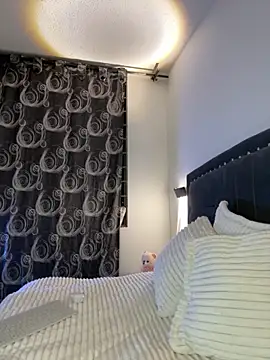 Lilith Thompson online show from October 2025 04:24:02 AM