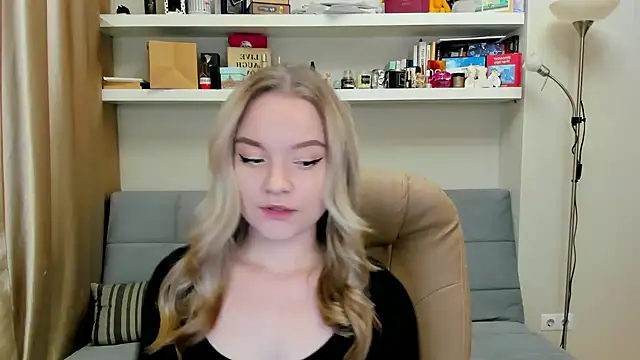 Snapshot of Kara_Smith_ chatting on December 2024 10:04:02 PM Kara Smith  online show from December 2024 10:04:02 PM