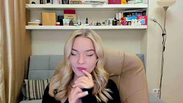 Snapshot of Kara_Smith_ chatting on February 2025 09:27:02 PM Kara Smith  online show from February 2025 09:27:02 PM