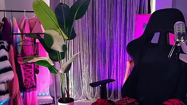 SarahAlluring online show from April 2026 02:00:02 PM