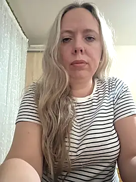 Irina3718 online show from December 2025 03:18:02 PM