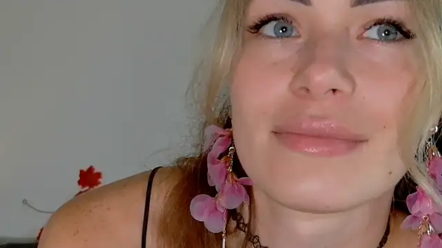 Snapshot of SweetDarling7 chatting on October 2025 12:33:01 PM SweetDarling7 online show from October 2025 12:33:01 PM