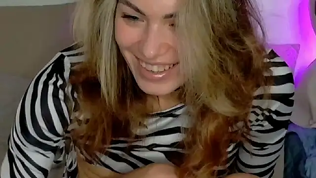 Snapshot of SweetDarling7 chatting on December 2025 10:42:02 AM SweetDarling7 online show from December 2025 10:42:02 AM