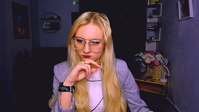 Snapshot of madam_uliis chatting on December 2025 01:52:02 PM madam uliis online show from December 2025 01:52:02 PM