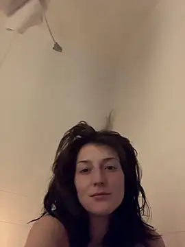 Snapshot of 2brokegirlz chatting on March 2025 07:04:02 AM 2brokegirlz online show from March 2025 07:04:02 AM