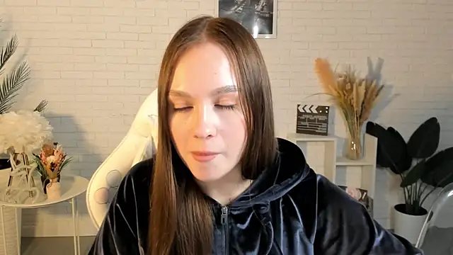 Snapshot of LoisCubitt chatting on March 2025 03:06:01 PM LoisCubitt online show from March 2025 03:06:01 PM