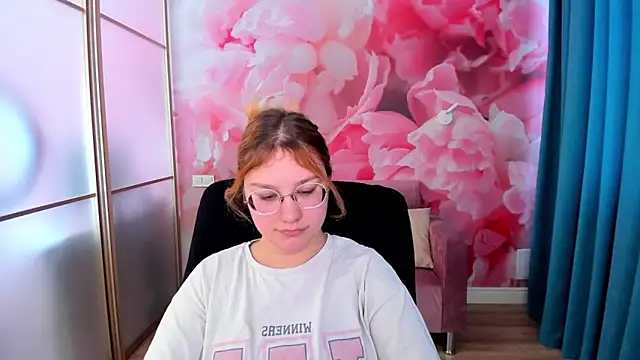 AngelinaLow online show from February 2026 12:47:02 PM