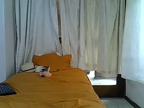Snapshot of DevineChic chatting on March 2025 01:29:01 PM DevineChic online show from March 2025 01:29:01 PM