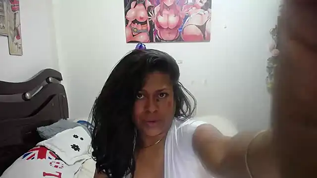 Snapshot of Tu-Reina chatting on December 2025 02:23:01 PM Tu-Reina online show from December 2025 02:23:01 PM