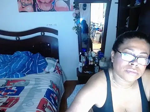 Snapshot of Tu-Reina chatting on December 2025 06:56:02 PM Tu-Reina online show from December 2025 06:56:02 PM