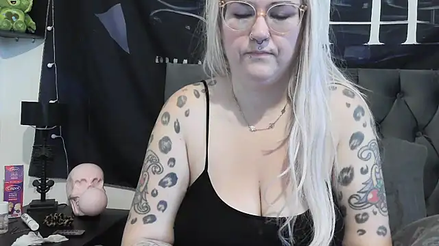 Snapshot of Sizzling_Indie36 chatting on October 2025 11:00:01 AM Sizzling Indie36 online show from October 2025 11:00:01 AM