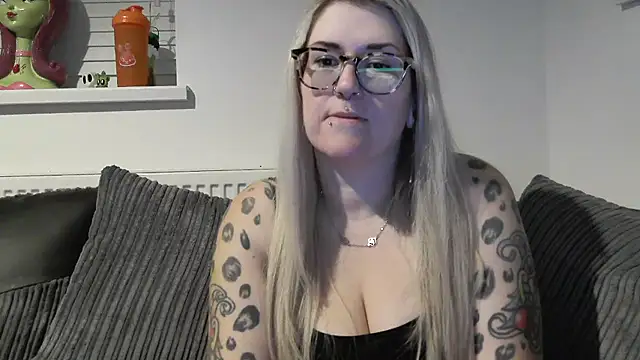 Snapshot of Sizzling_Indie36 chatting on November 2025 11:04:02 PM Sizzling Indie36 online show from November 2025 11:04:02 PM