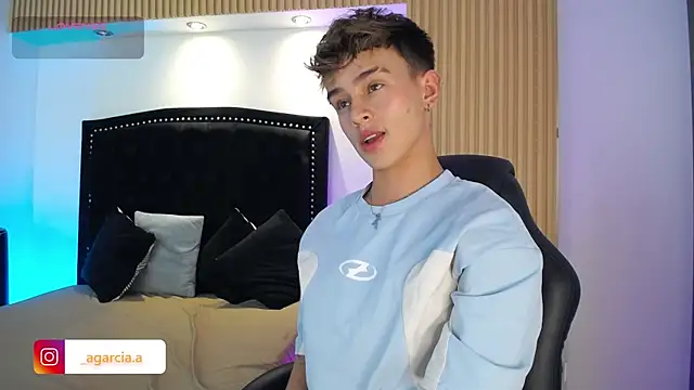 LiamWildx20 online show from April 2026 09:39:01 PM