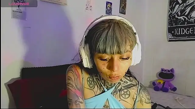 Snapshot of d3m0ny0_0 chatting on April 2026 05:05:01 AM d3m0ny0 0 online show from April 2026 05:05:01 AM