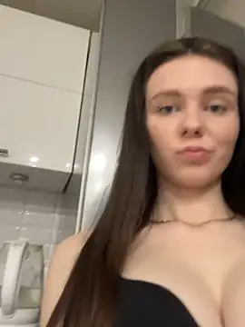 Snapshot of MilaBee chatting on March 2025 12:28:01 PM MilaBee online show from March 2025 12:28:01 PM