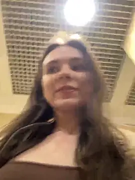 Snapshot of MilaBee chatting on October 2025 09:40:02 AM MilaBee online show from October 2025 09:40:02 AM