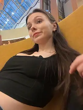 Snapshot of MilaBee chatting on November 2025 10:26:02 AM MilaBee online show from November 2025 10:26:02 AM