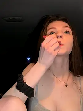 Snapshot of MilaBee chatting on November 2025 11:05:02 AM MilaBee online show from November 2025 11:05:02 AM