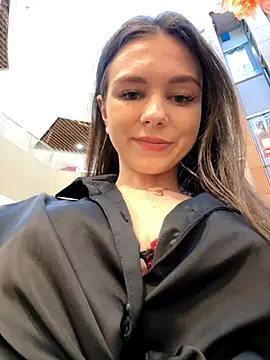 Snapshot of MilaBee chatting on November 2025 08:35:02 AM MilaBee online show from November 2025 08:35:02 AM