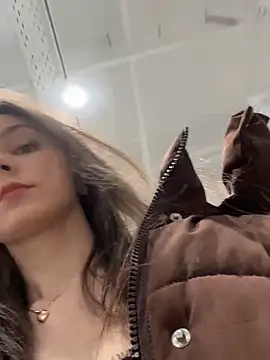 Snapshot of MilaBee chatting on November 2025 03:43:02 AM MilaBee online show from November 2025 03:43:02 AM