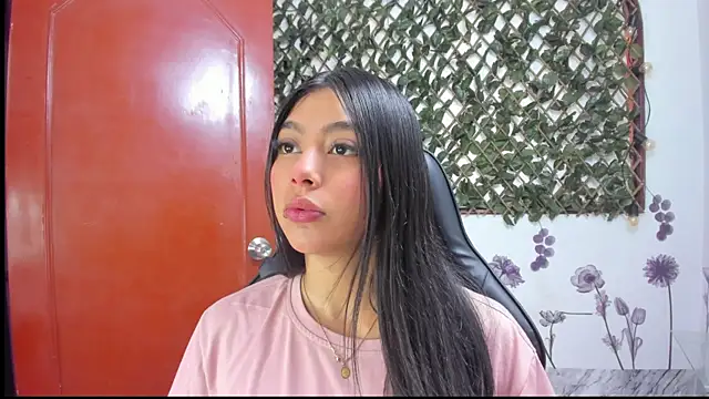 Snapshot of Sarahbrowm_ chatting on September 2025 05:51:02 PM Sarahbrowm online show from September 2025 05:51:02 PM
