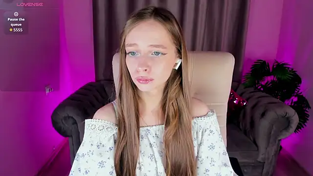 Amy Waynee online show from November 2025 05:02:02 PM