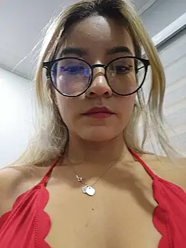 Snapshot of Pretty_roxxyy chatting on December 2025 12:36:02 PM Pretty roxxyy online show from December 2025 12:36:02 PM