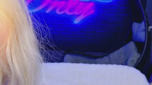 Snapshot of AlessiaCroft chatting on April 2026 04:10:02 AM AlessiaCroft online show from April 2026 04:10:02 AM