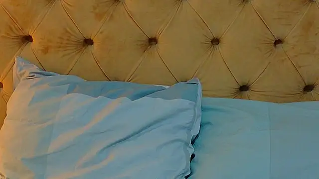 Snapshot of AlessiaCroft chatting on April 2026 04:05:02 AM AlessiaCroft online show from April 2026 04:05:02 AM