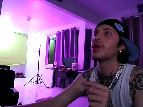 Snapshot of bigrosa21cm chatting on October 2025 11:39:01 PM bigrosa21cm online show from October 2025 11:39:01 PM