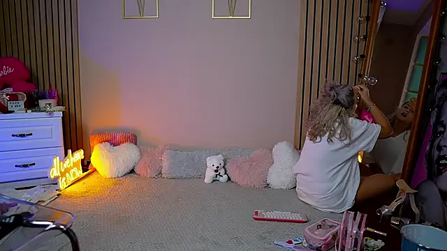 Snapshot of SabrinaJade chatting on September 2025 05:07:02 AM SabrinaJade online show from September 2025 05:07:02 AM