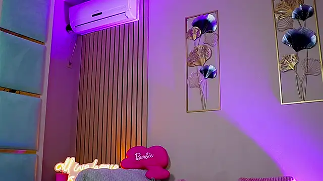 Snapshot of SabrinaJade chatting on October 2025 05:32:01 AM SabrinaJade online show from October 2025 05:32:01 AM