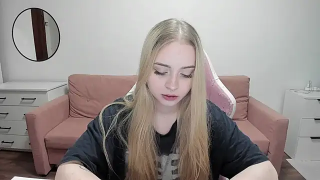 Snapshot of mistress_lain chatting on August 2026 01:04:01 AM mistress lain online show from August 2026 01:04:01 AM