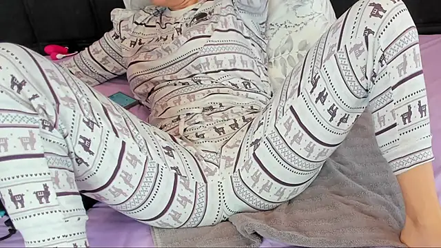 Snapshot of Horny_mommy chatting on January 2025 09:33:02 AM Horny mommy online show from January 2025 09:33:02 AM