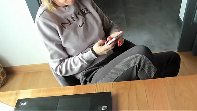 Snapshot of Horny_mommy chatting on February 2025 09:32:02 AM Horny mommy online show from February 2025 09:32:02 AM